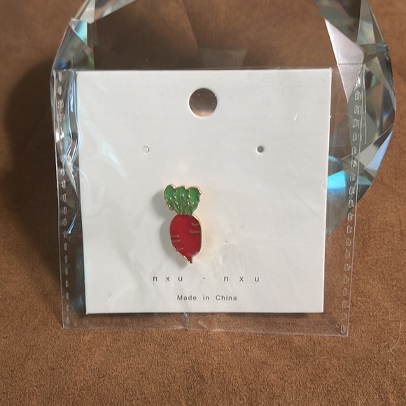 Beet enamel Pin - Picture 2 of 4